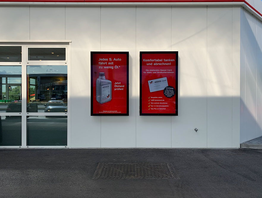 Digitale Werbedisplays im Outdoorbereich einer Tankstelle.